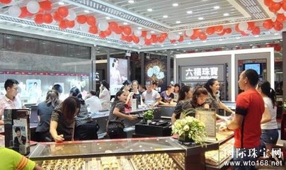 北海萬(wàn)達(dá)廣場(chǎng)六福珠寶專(zhuān)柜璀璨揭幕，點(diǎn)亮北部灣時(shí)尚消費(fèi)新地標(biāo)
